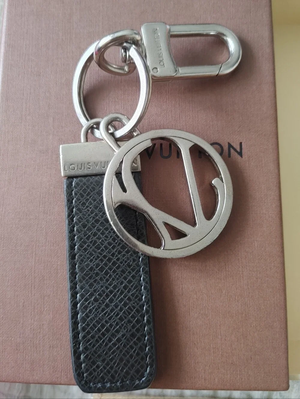 Louis Vuitton 2010 Taiga Leather Neo Club Key Holder - Picture 13 of 15
